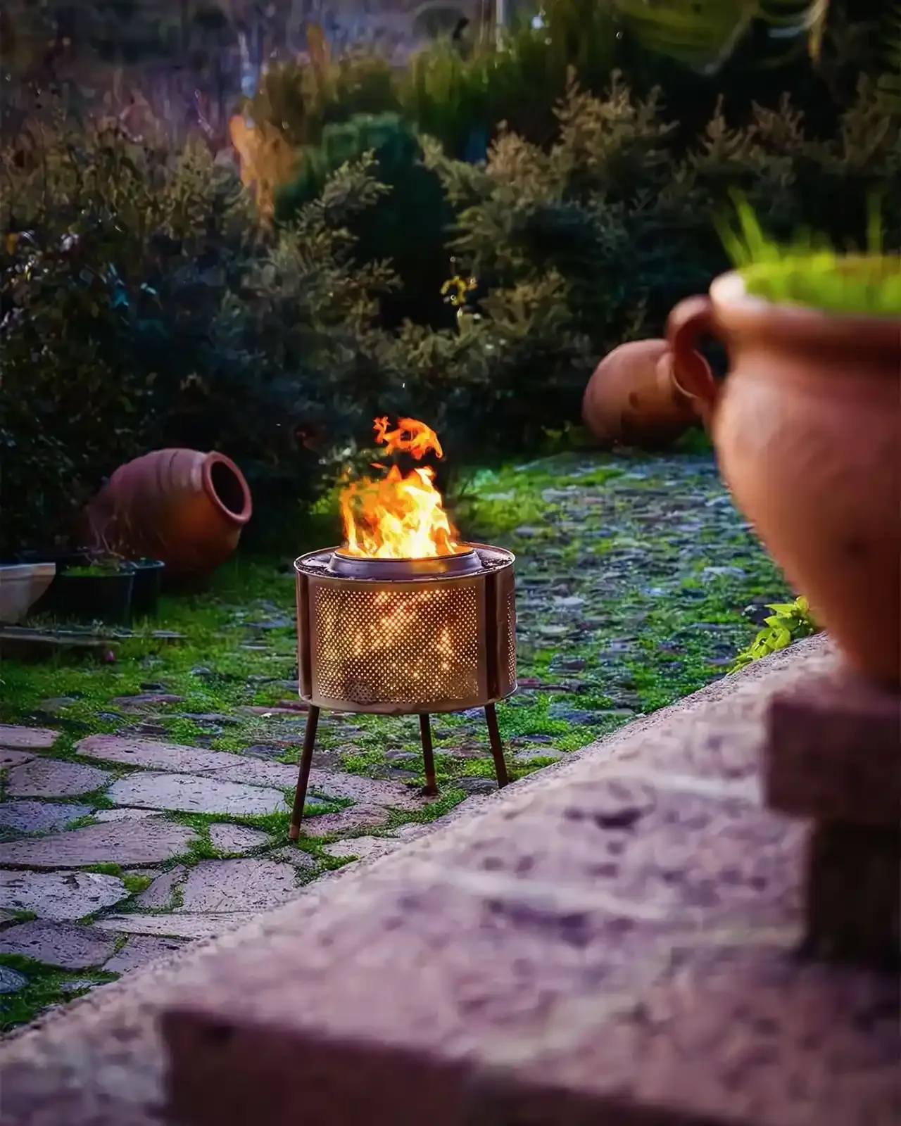 Akşam bahçede ateş çukuru