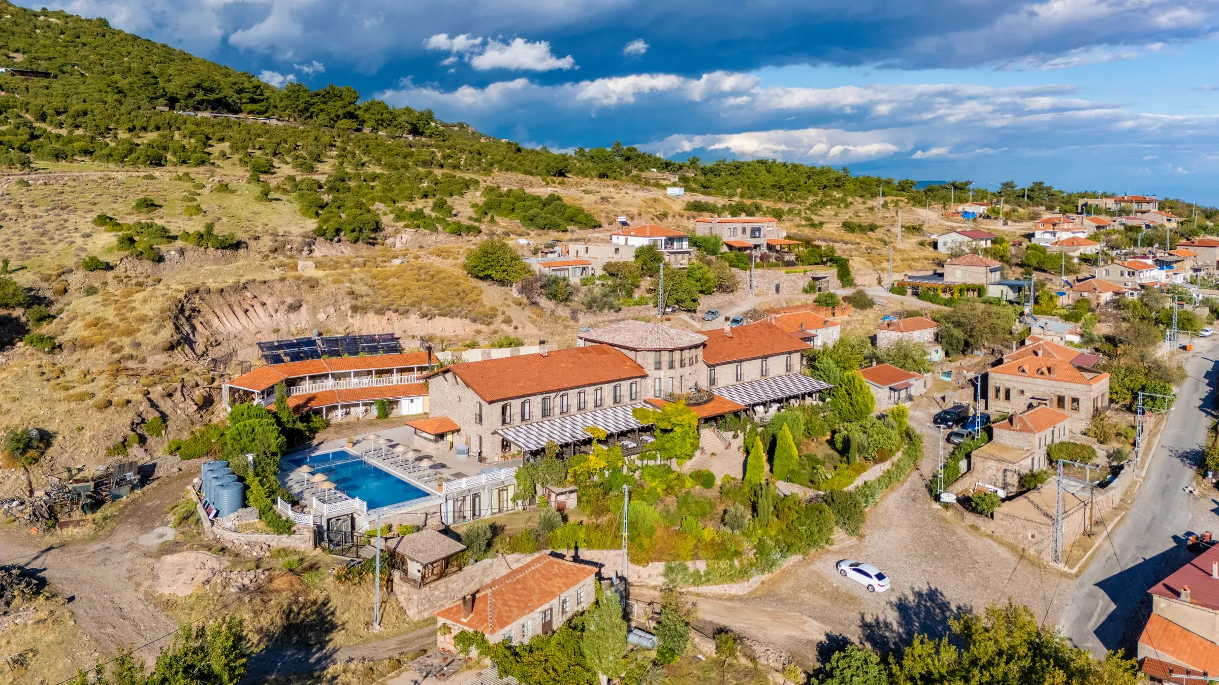 Havadan Sunaba Kasrı, havuzu ve Büyükhusun köyü