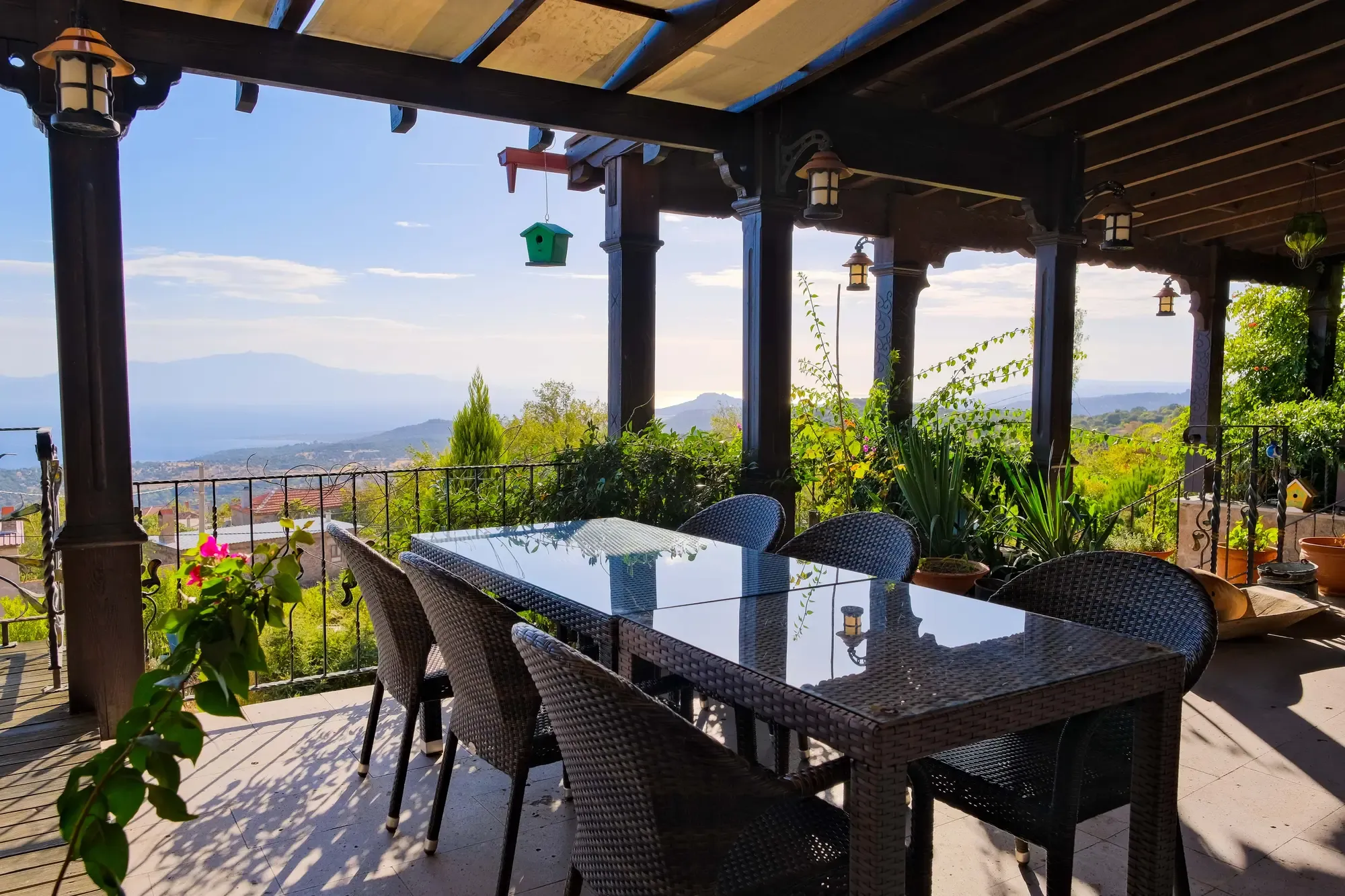 Körfeze bakan pergola altında teras