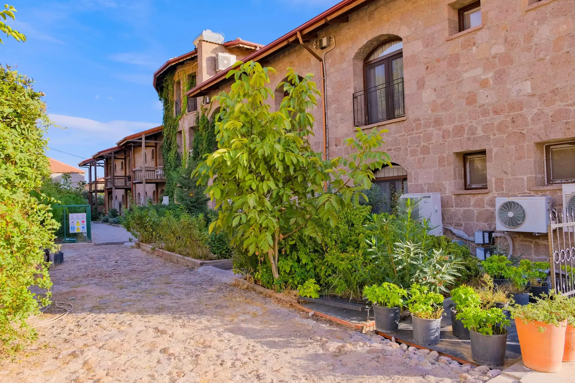 Taş otel ve sarmaşıklı avlu