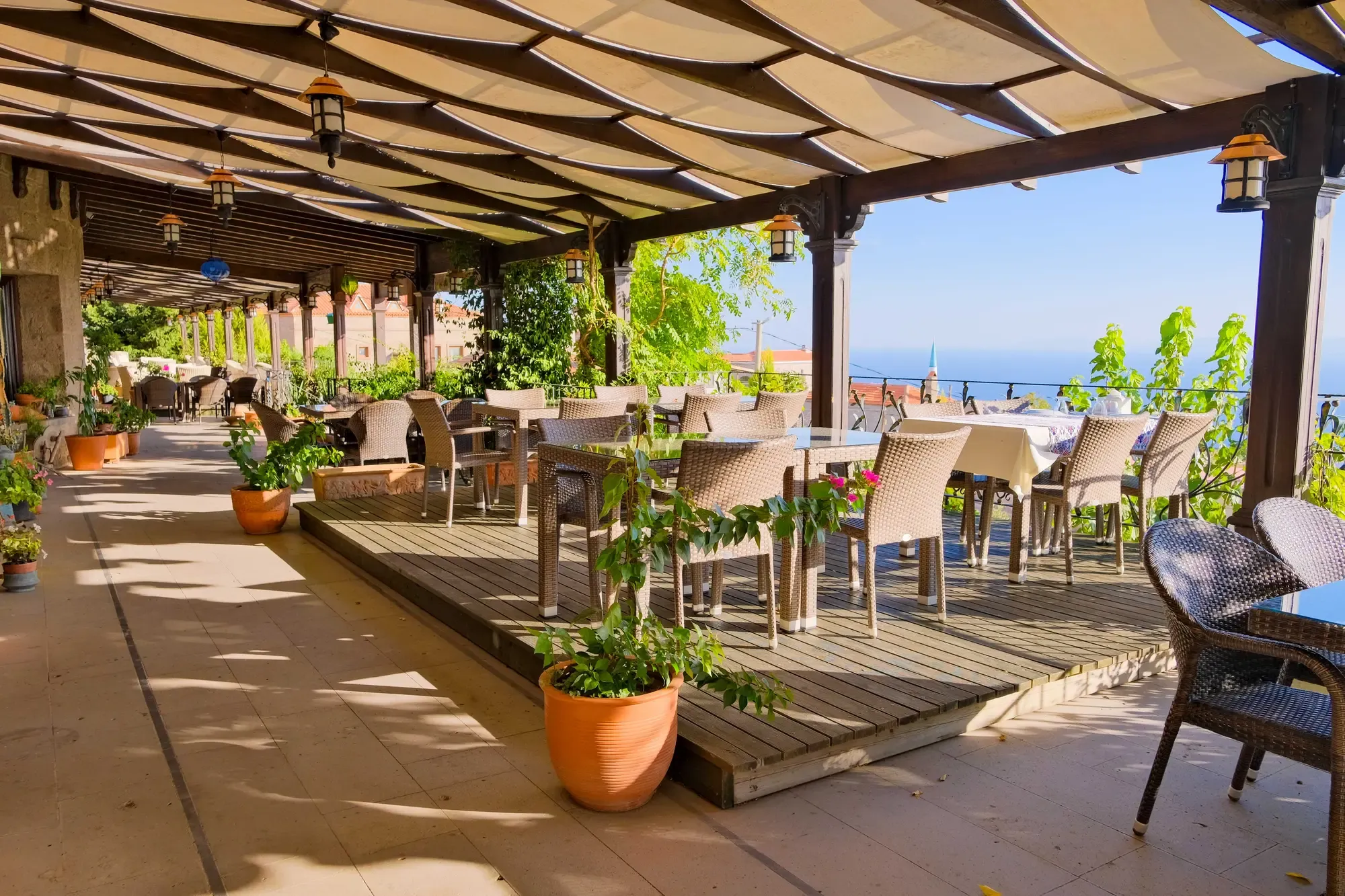 Pergola altında restoran terası