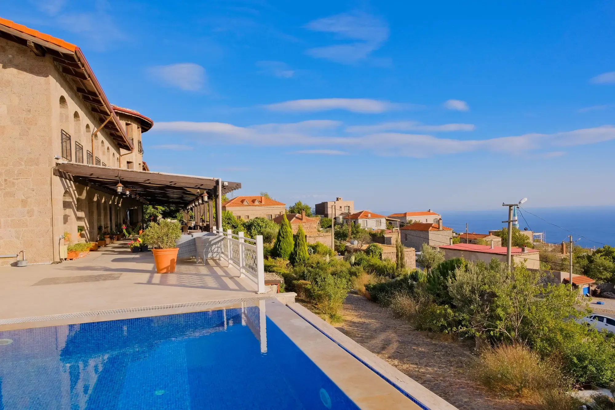 Ege’ye bakan havuz ve taş otel
