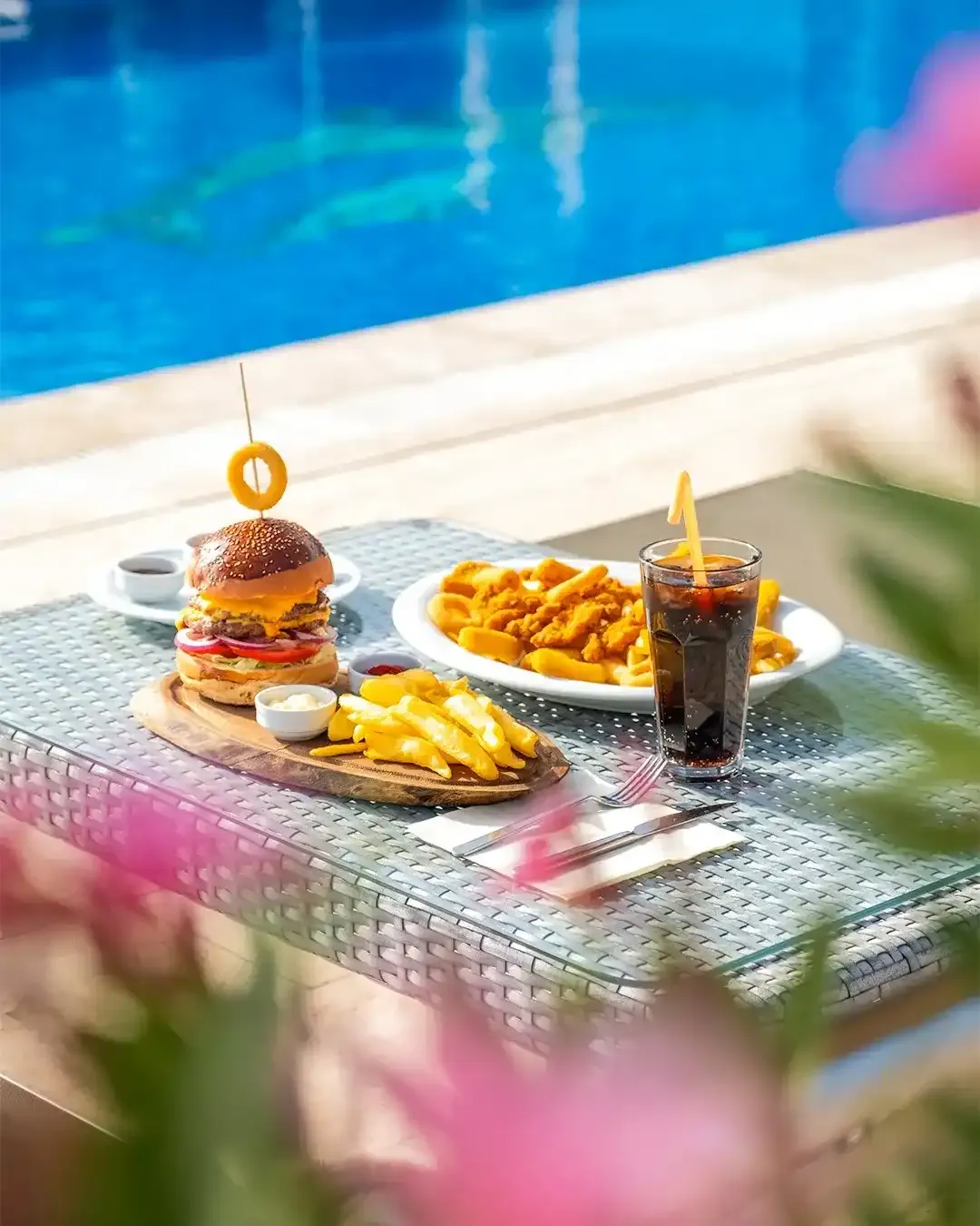 Havuz başında hamburger