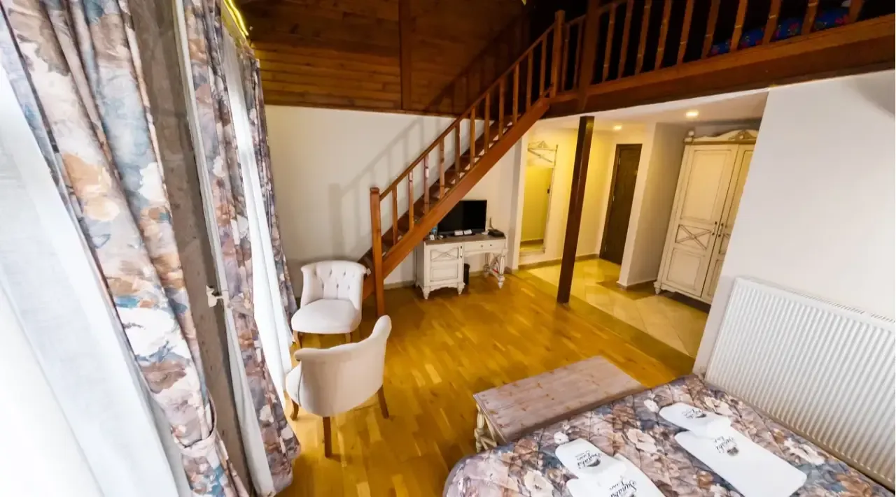 Kara Manzaralı Jr. Suite