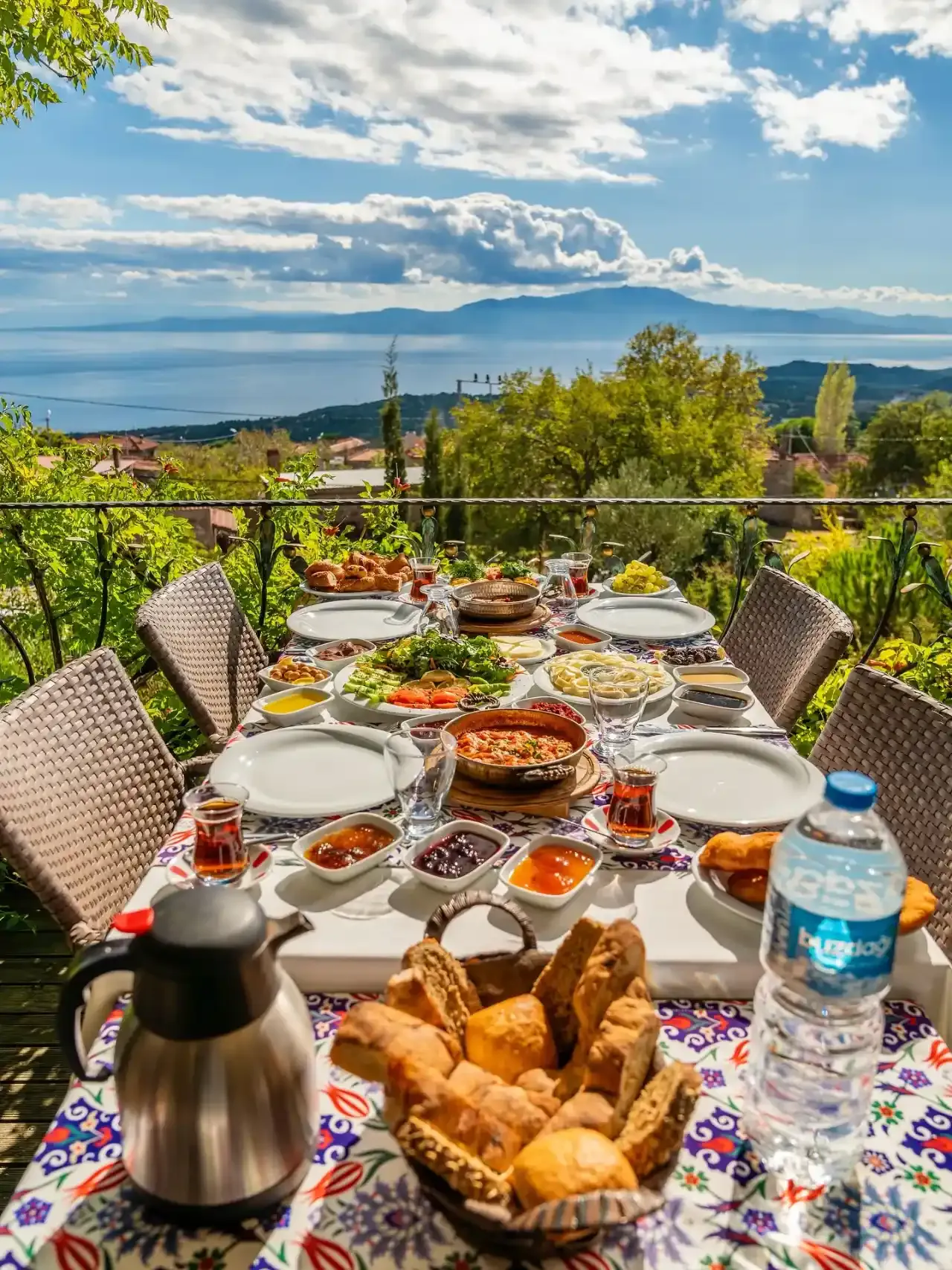 Ege ve Midilli manzaralı terasta kahvaltı